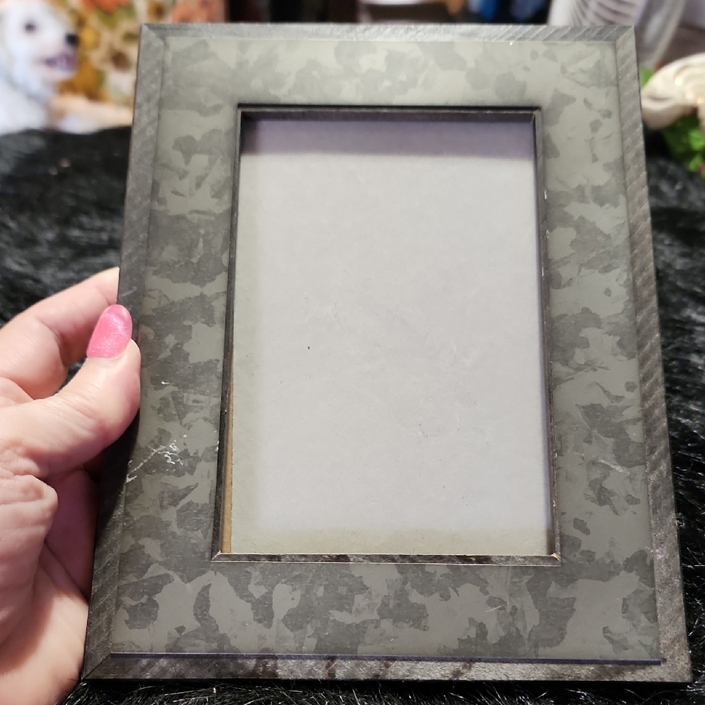 Elegant Gray Photo Frame Wood Frame . 4" X 6" Photo. PRINZ.